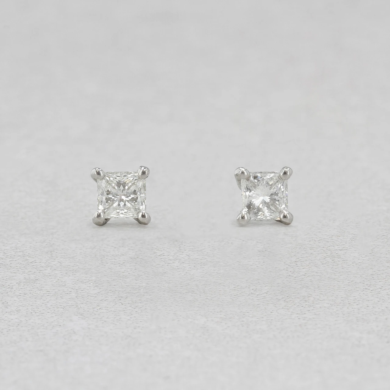 18wg diamond earrings 0.70ct