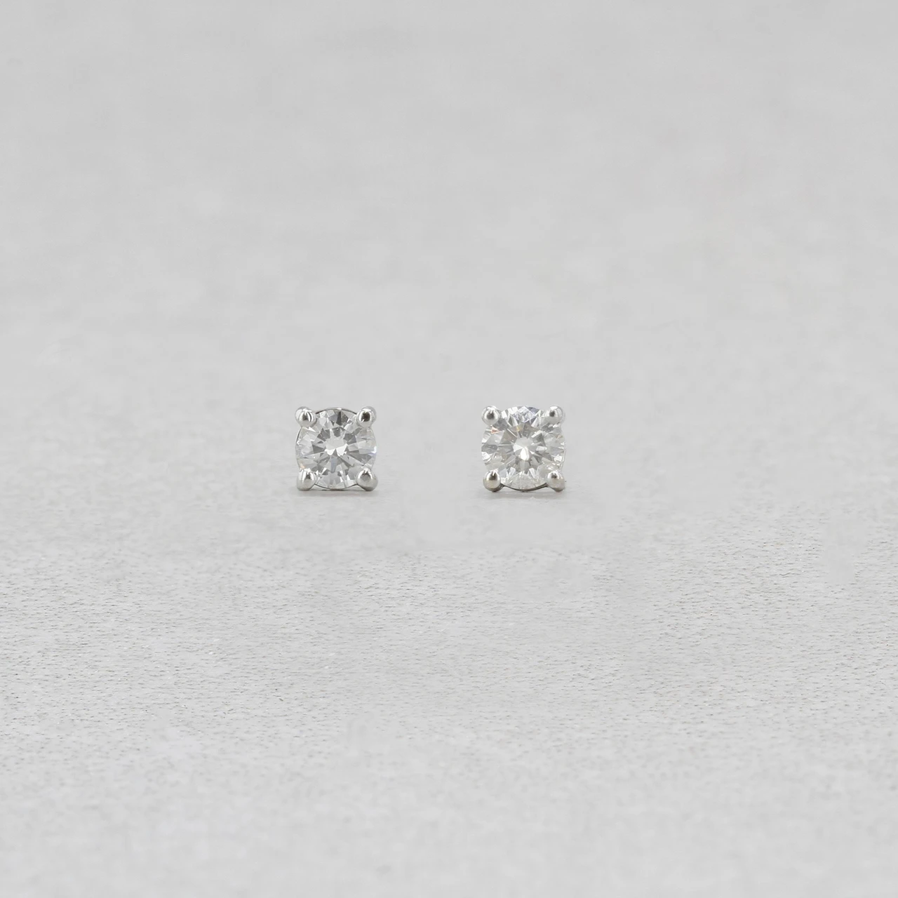  18wg diamond earrings 